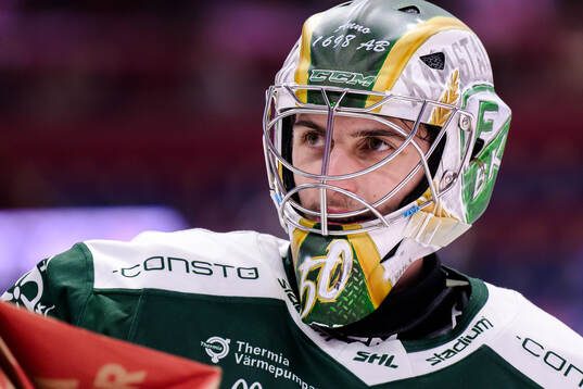 Färjestads målvakt Damian Clara jublar