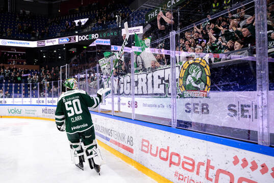 Färjestads målvakt Damian Clara jublar och tackar publiken