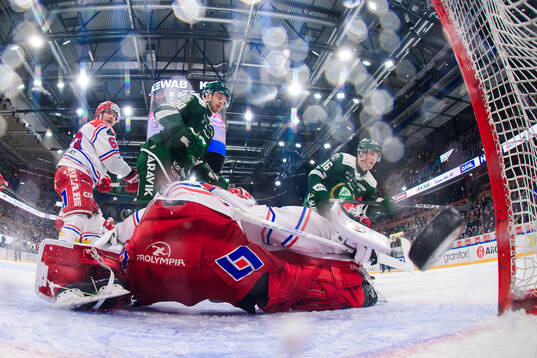 Färjestads Alexander Ljungkrantz skjuter 1-0 bakom Timrås