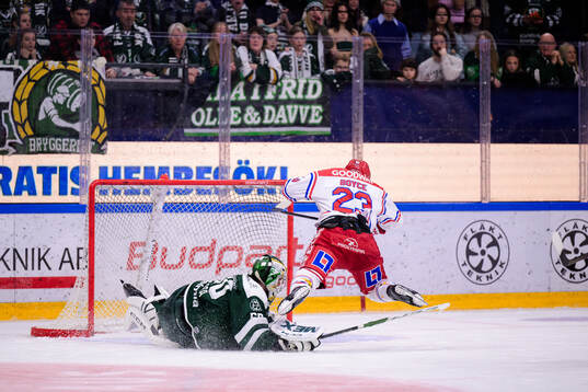 Färjestads målvakt Damian Clara och Timrås Jeremy