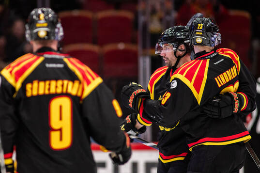 Brynäs Anton Rödin och Oskar Lindblom jublar