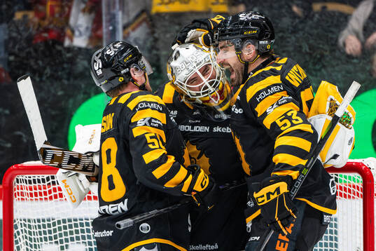 Skellefteås Oskar Nilsson, målvakt Gustaf Lindvall och