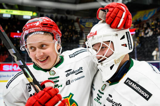 Moras Felix Johansson och målvakt Jani Lampinen jublar