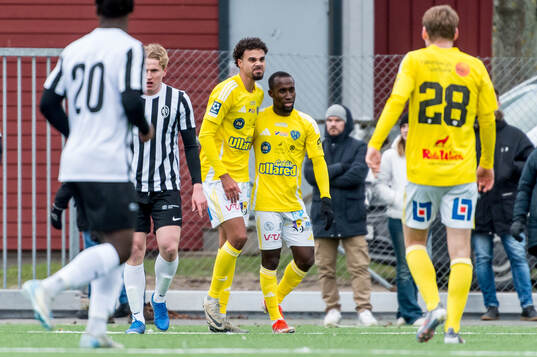 Falkenbergs Isaac Shears och Wanbe Godwin Aguda jublar efter 0-3
