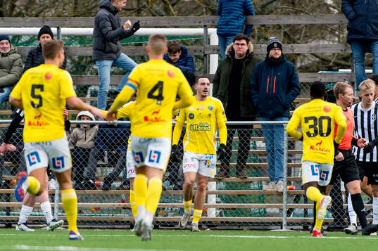 Falkenbergs Viktor Ekblom jublar