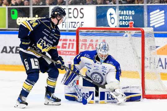 HV71s Oscar Fisker Molgaard och Leksands målvakt Marcus