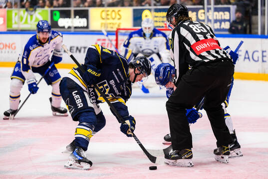 HV71s Oscar Fisker Molgaard och Leksands Patrik Zackrisson