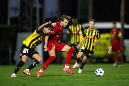 Malte Ljungkull of Häcken and Benjamin Nygren of FC