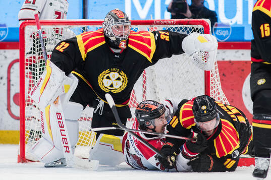 Brynäs målvakt Ludvig Persson och Örebros Hannes