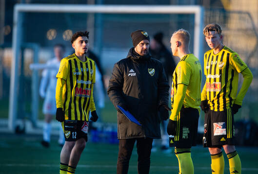 IFK Hässleholms tränare Fredrik Ahlgren instruerar spelarna i träningsmatchen mellan IFK Hässleholm och Ängelholms FF i Hässleholm 1 februari 2025.