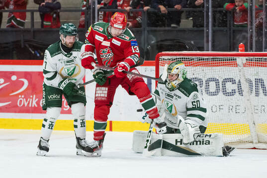 Färjestads målvakt Damian Clara och Axel Bergkvist och
