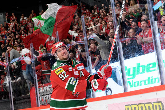 Modos Jesper Olofsson jublar