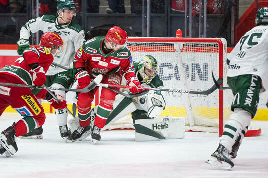 Färjestads målvakt Damian Clara och Modos Johan Södergran