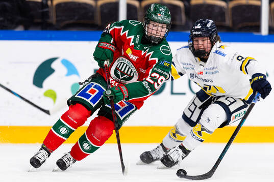 Frölundas Felizia Wikner-Zienkiewicz och HV71s Jenna Raunio