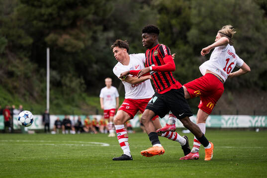 Ezekiel Alladoh of Brommapojkarna and Sigurd Kvile and Daniel Eid of Fredrikstad