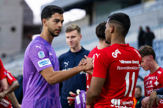 Goalkeeper David Mikhail and Wenderson Oliveira of Värnamo