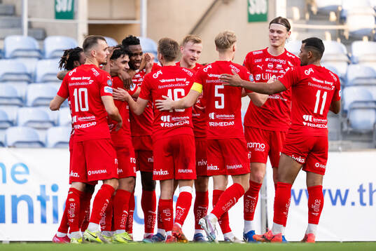 Johnbosco Samuel Kalu of Värnamo celebrates with team mates after scoring 2-3