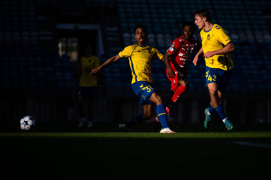 Noah Nartey and Lukas Larsen of Brøndby compete for the ball with Frank Junior Adjei of Värnamo