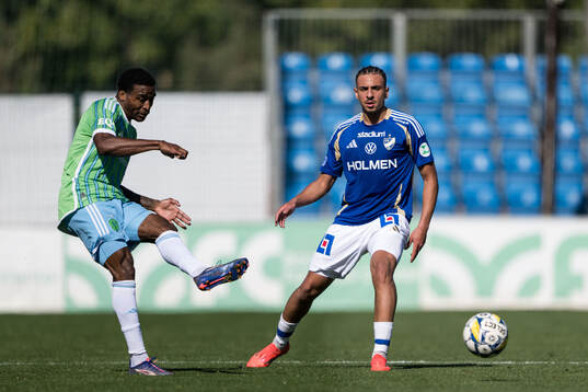 Travian Sousa of Seattle Sounders FC and Moutaz Neffati of