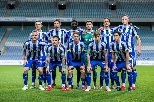 The starting eleven of IFK Göteborg pose for a picture