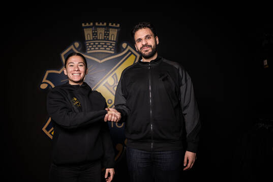 AIKs Angela Beard och sportchef Zinar Spindari poserar för ett porträtt