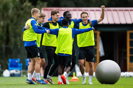David Kruse, Felix Eriksson, målvakt Linus Dahlgren, Ifeoluwa Olowoporoku, Imam Jagne och Linus Carlstrand jublar