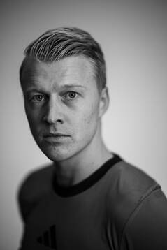 Domare Adam Ladebäck poserar för ett porträtt