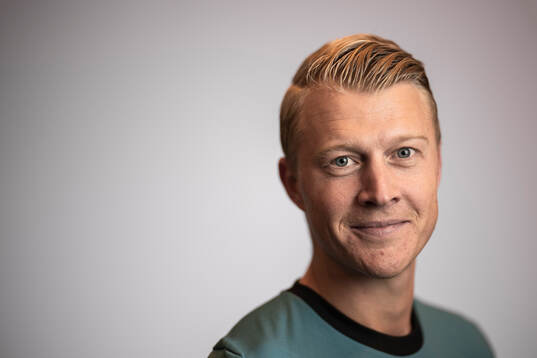 Domare Adam Ladebäck poserar för ett porträtt