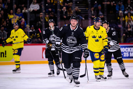 Jiri Tlusty of NHL Alumni celebrates the 0-1 goal