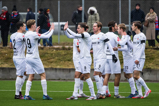 Helsingborgs spelare jublar efter 1-0 av Adrian Svanbäck
