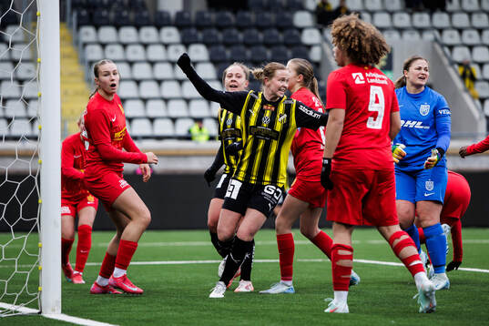 Häckens Emma Östlund jublar efter 1-2