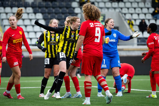 Häckens Emma Östlund jublar efter reducering till 1-2