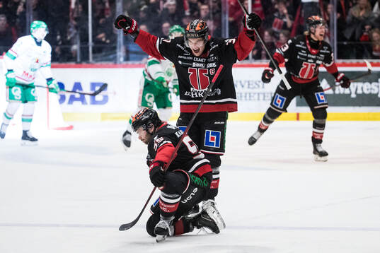 Örebros David Quenneville och Glenn Gustafsson jublar