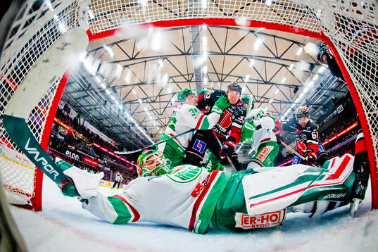 Rögles Axel Smeds och Örebros Christopher Mastomäki  i