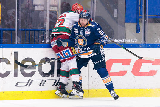 Modos Mattias Norlinder blir tacklad av Växjös Robert