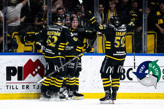 AIKs Rasmus Rudslätt jublar med Simon Åkerström, Oliver