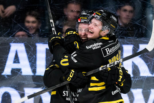AIKs Oliver Tärnström och Rasmus Rudslätt jublar