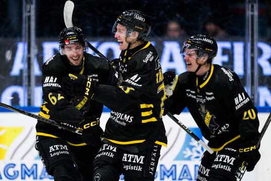 AIKs Oliver Tärnström jublar med Simon Åkerström och