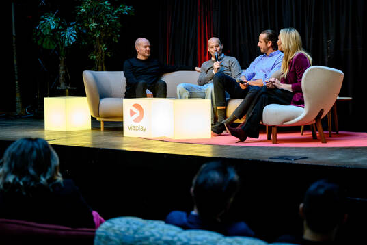 Erik Westberg, Sportchef Viaplay, Fredrik Ljungberg och Jonas Olsson, Experter Fotboll, intervjuas av Frida Nordstrand