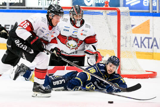 Malmö Redhawks Matias Lassen och målvakt Marek Langhamer