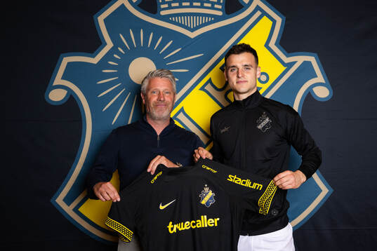 AIKs sportchef Thomas Berntsen och Áron Csongvai