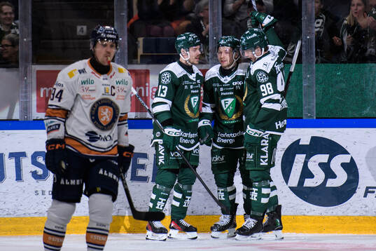 Färjestads Oskar Steen jublar med Joel Kellman och Marian