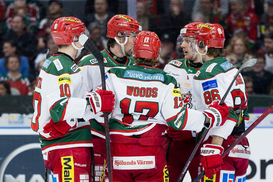 Modos David Bernhardt jublar med lagkamrater