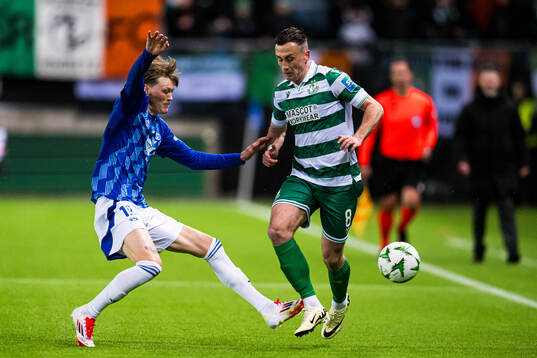 Halldor Stenevik of Molde and Aaron McEneff of Shamrock