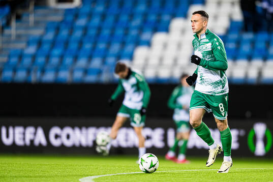 Aaron McEneff of Shamrock Rovers warms up