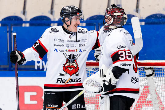 Nybros Felix Olsson och målvakt Alexander Hellnemo jublar