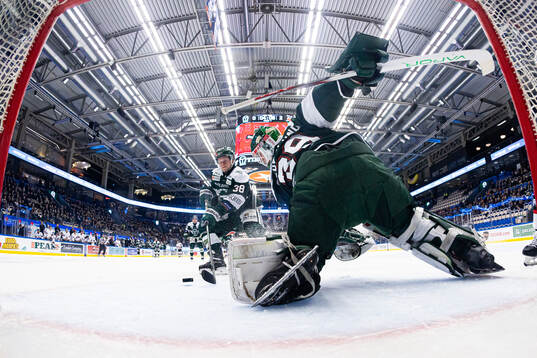 Tingsryds Teemu Tallberg och målvakt Emil Cederlund