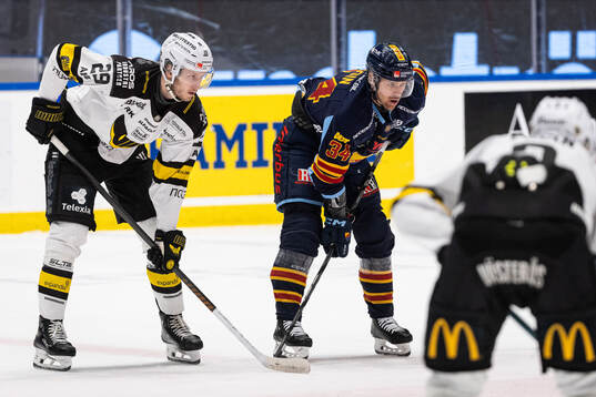 Västerås Eric Engstrand och Djurgårdens Daniel Brodin