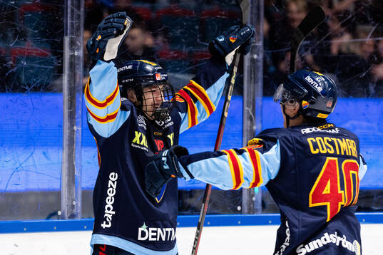Djurgårdens Viggo Björck jublar med Arvid Costmar