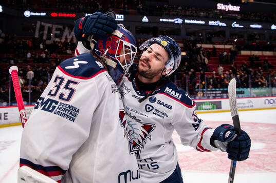 Linköpings målvakt Adam Werner och Ty Rattie jublar